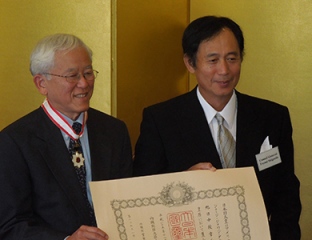 Dr. George Tanabe (left) accepts the commendation from Consul General Toyoei Shigeeda.
